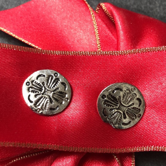 SAND DOLLAR silver tone stud earrings - Picture 2 of 5